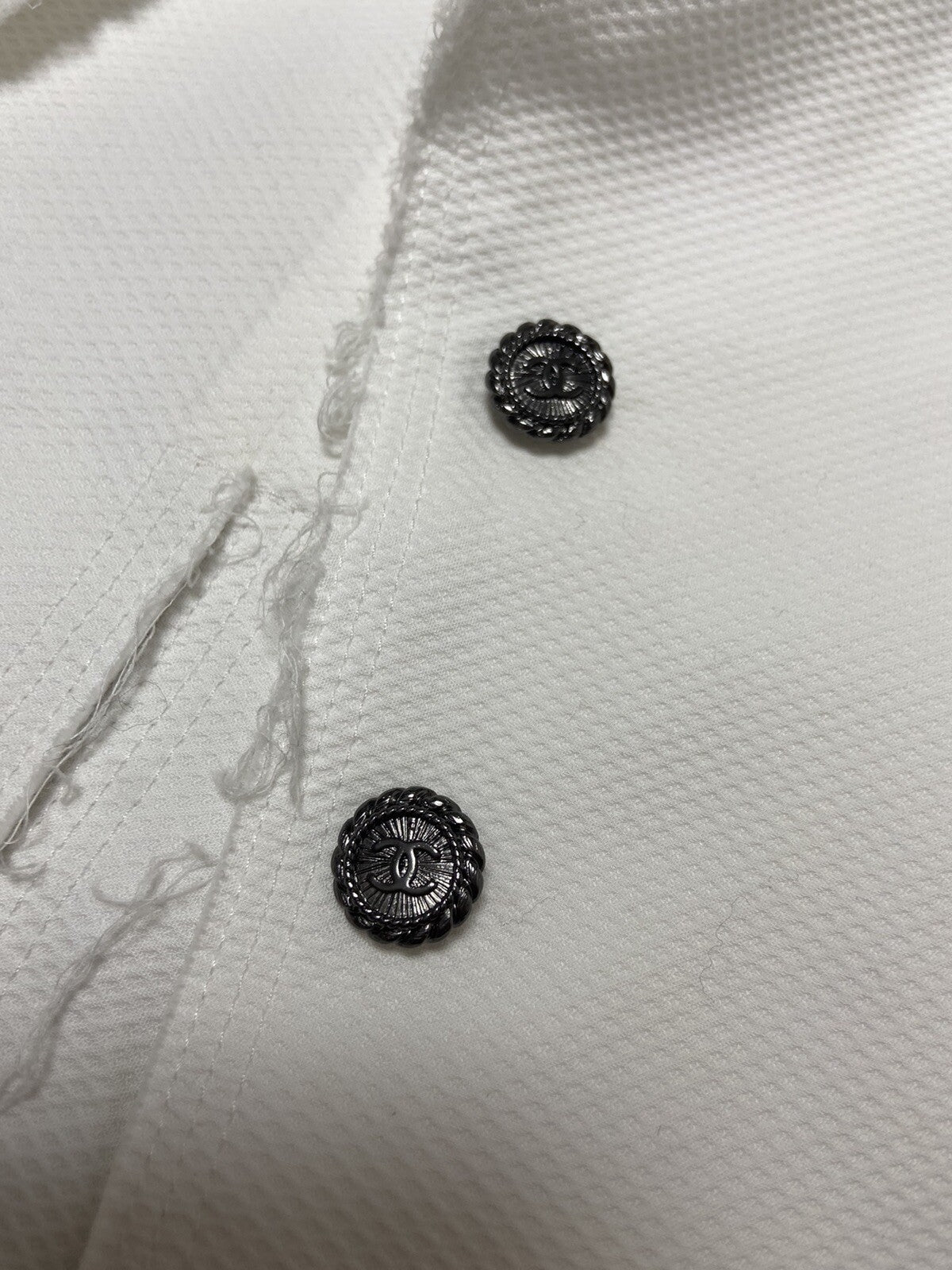 38 Chanel cc logo button sleeveless blazer jacket white