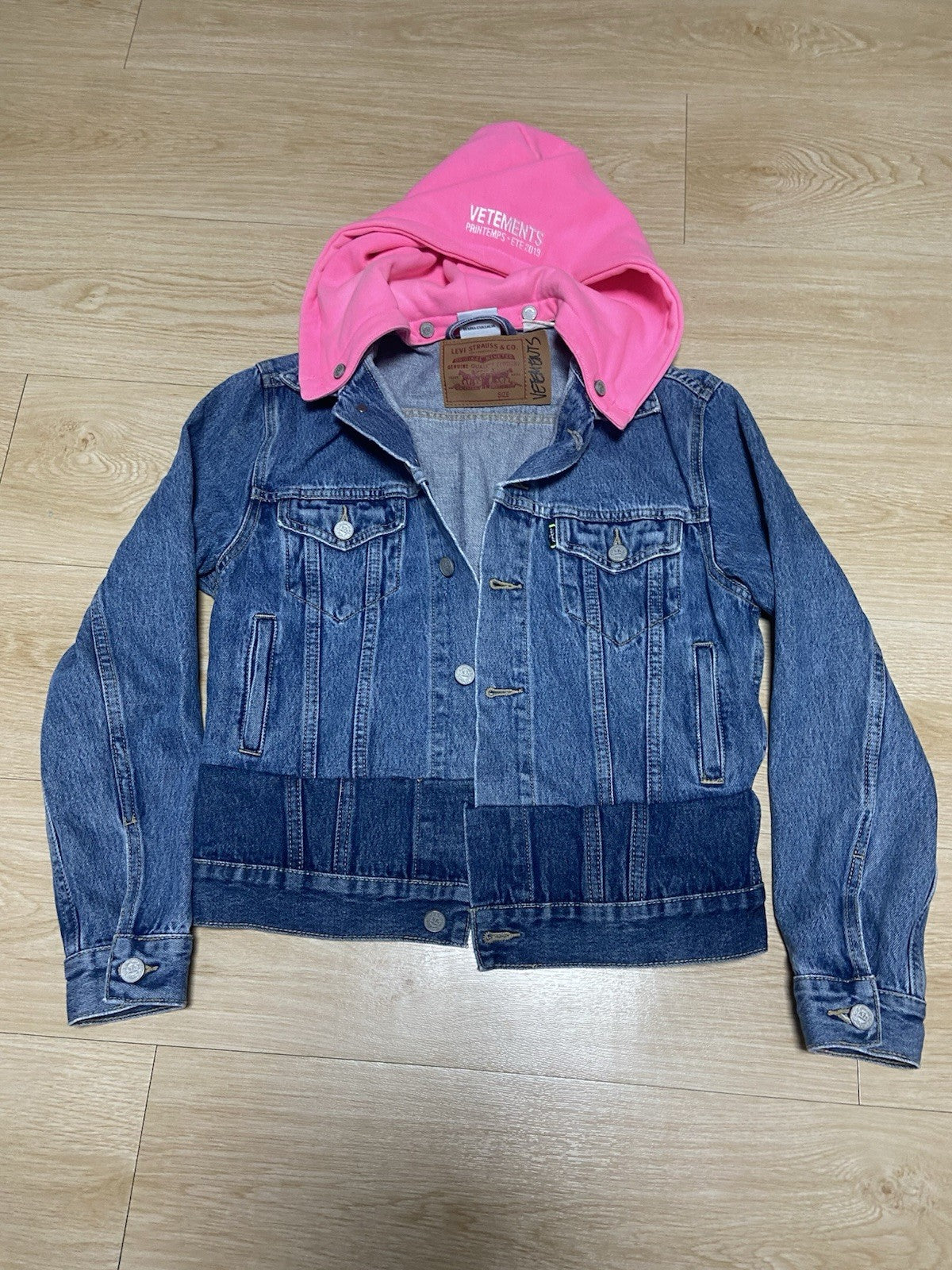 S VETEMENTS cropped reworked pink hoodded denim jacket