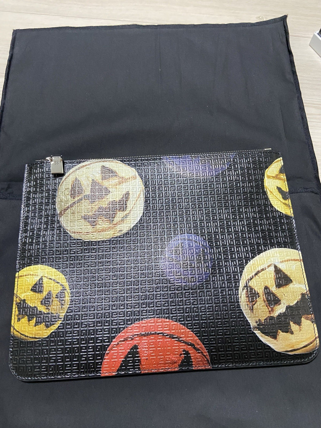 Os Givenchy ss22 4G pumpkin clutch bags
