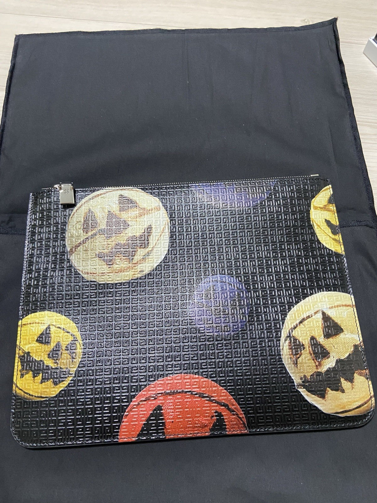 Os Givenchy ss22 4G pumpkin clutch bags