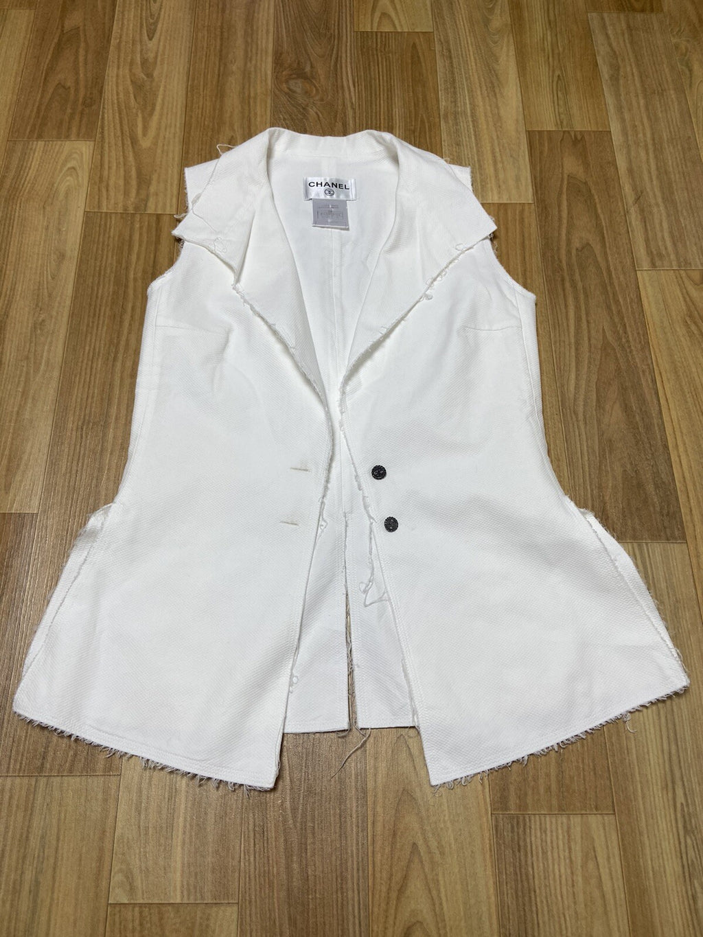 38 Chanel cc logo button sleeveless blazer jacket white