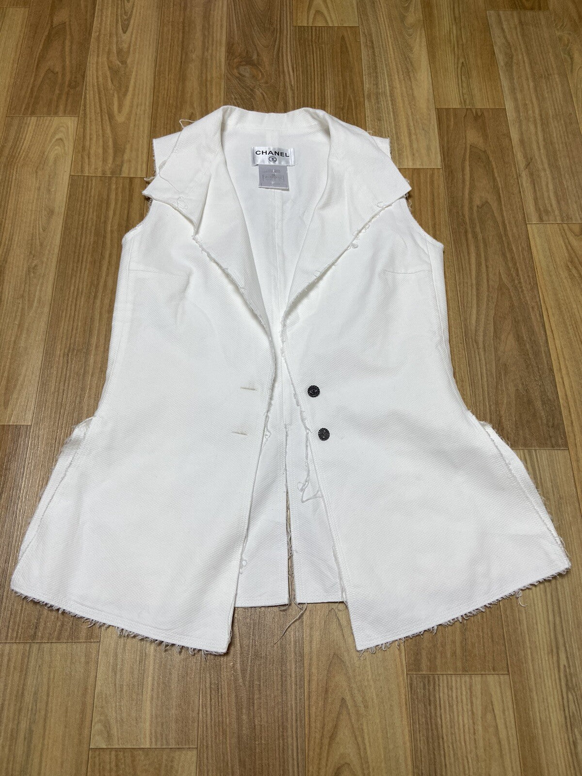 38 Chanel cc logo button sleeveless blazer jacket white
