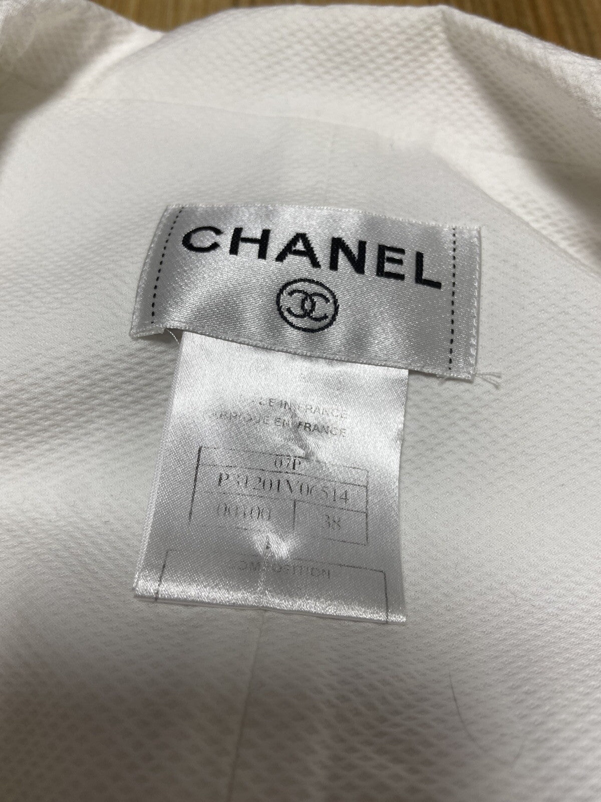 38 Chanel cc logo button sleeveless blazer jacket white