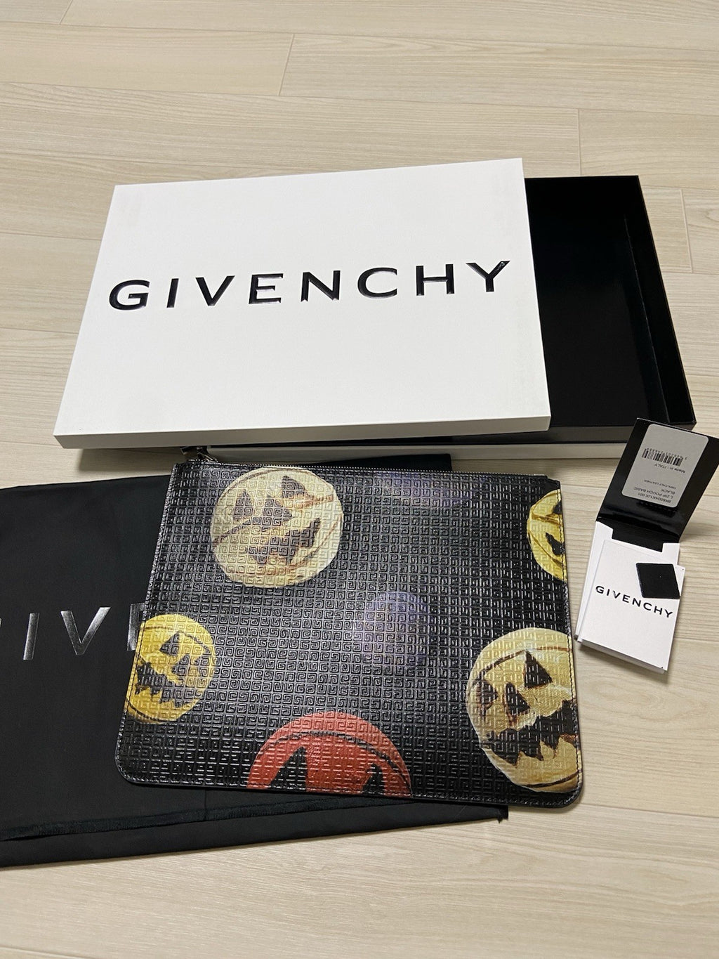 Os Givenchy ss22 4G pumpkin clutch bags