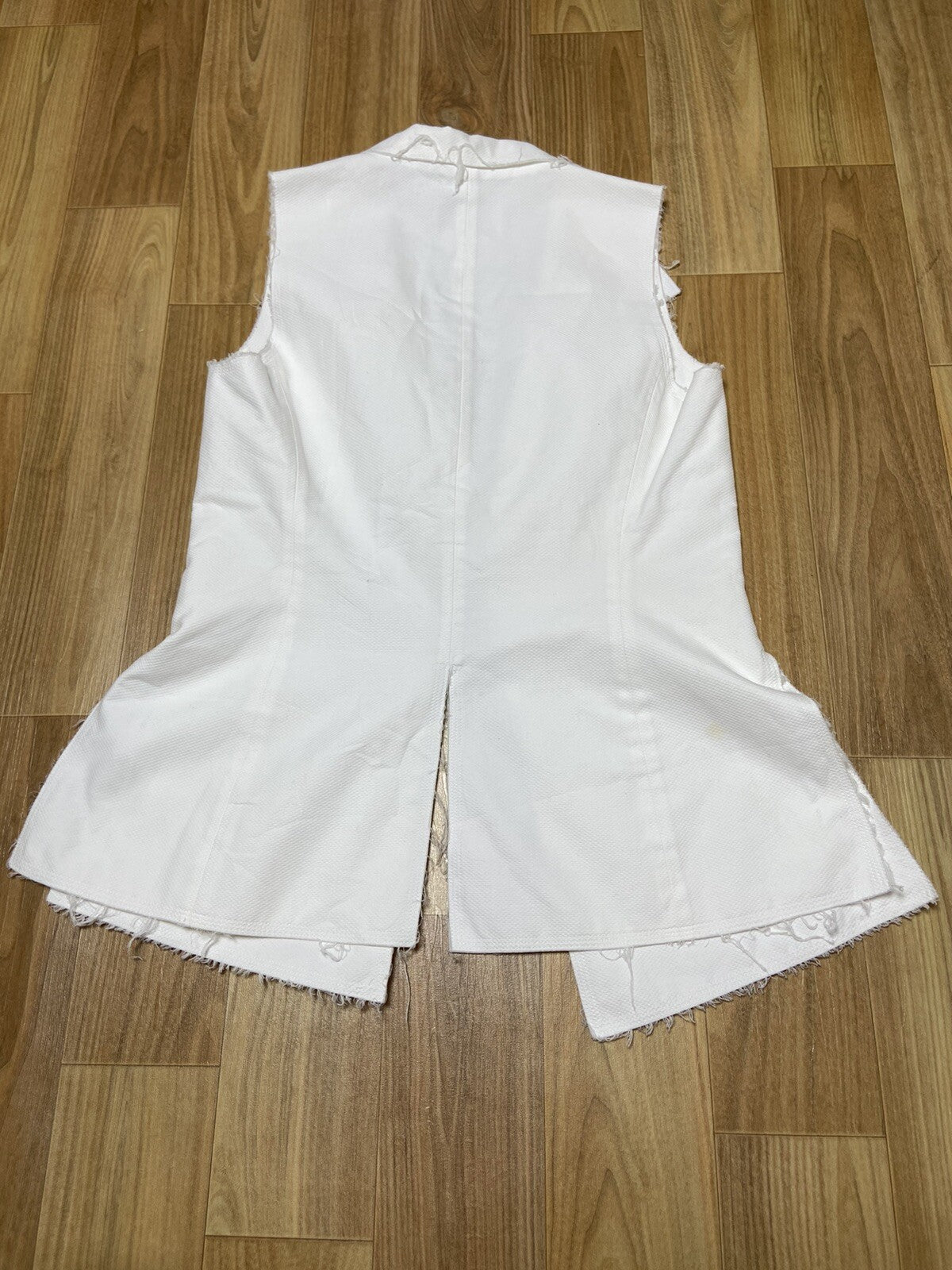 38 Chanel cc logo button sleeveless blazer jacket white