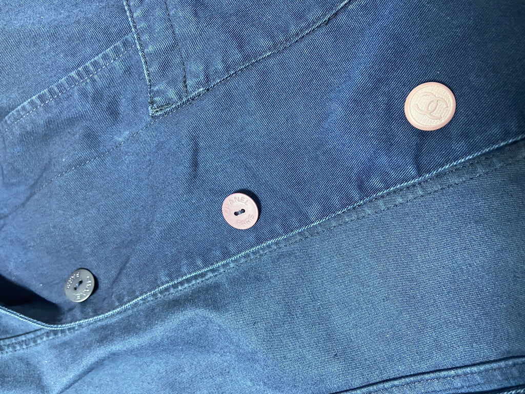 38 Chanel three buttons denim jacket