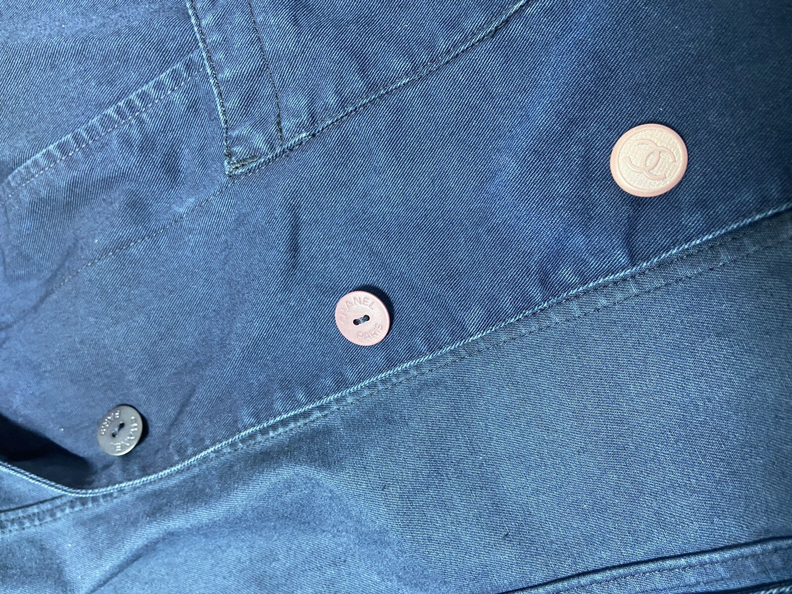 38 Chanel three buttons denim jacket