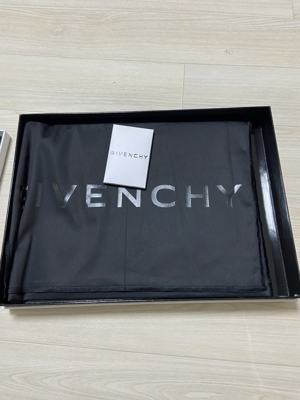 Os Givenchy ss22 4G pumpkin clutch bags